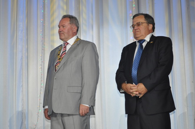 В. Чайка и секретарь горсовета В. Коренюгин