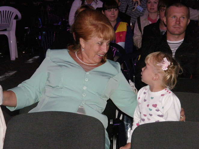 Р. Вдовиченко со своей внучкой