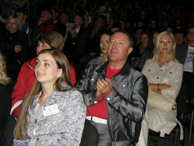 Директор НГЗ, за ним - И. Бабакова