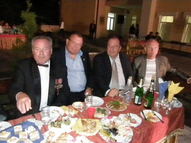 Стол во дворике театра