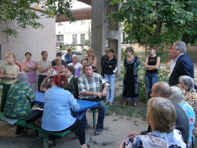 Собравшиеся жители