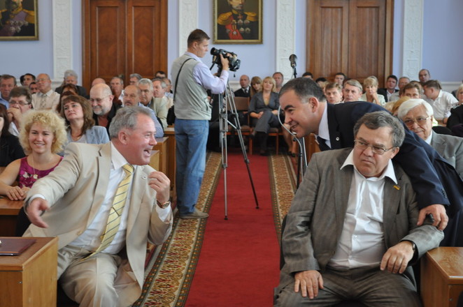 Чайка что-то говорит опоздавшему Гранатурову