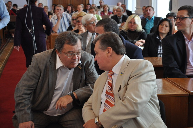 Секретарь горсовета В. Коренюгин и вице-мэр А.Женжеруха