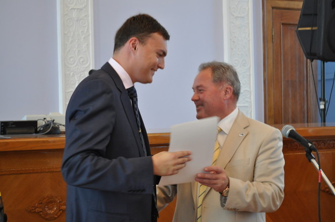 Регионал Игорь Дятлов получает грамоту от Николаевского городского головы