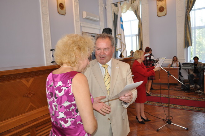 Депутат от группы "Фронт Перемен" Евгения Бондаренко получает грамоту от мэра Николаева