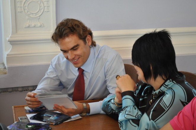 Некоторым было интереснее рассматривать фотографии