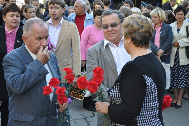 В. Коренюгин радуется при виде Е. Симоненко
