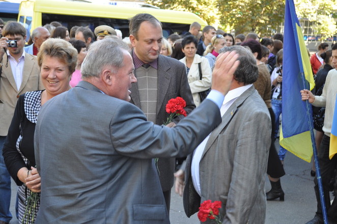 В. Чайка гладит по головке В. Коренюгина