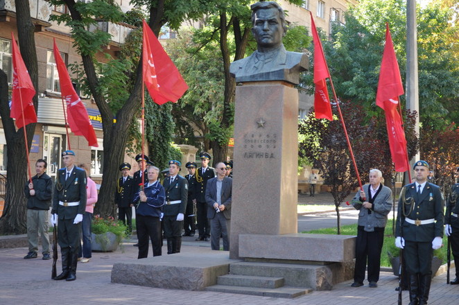 Коммунисты с флагами