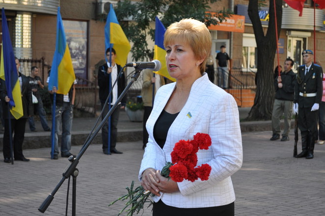 Т. Демченко поздравляет депутатов