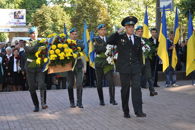 Несут корзины с цветами