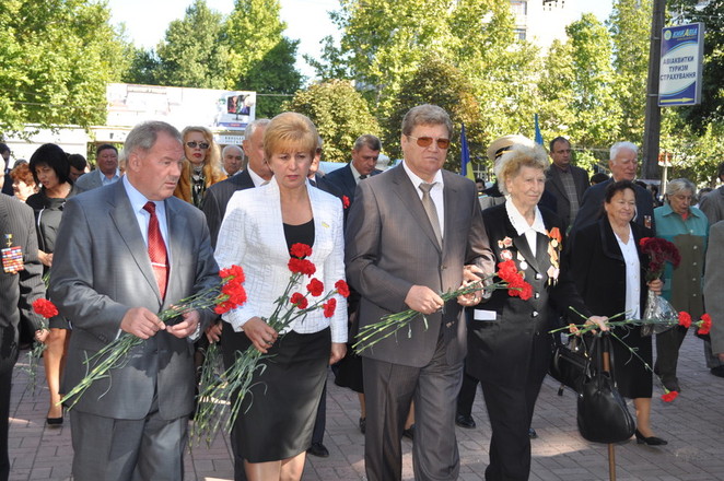 Политическая элита идет к памятнику