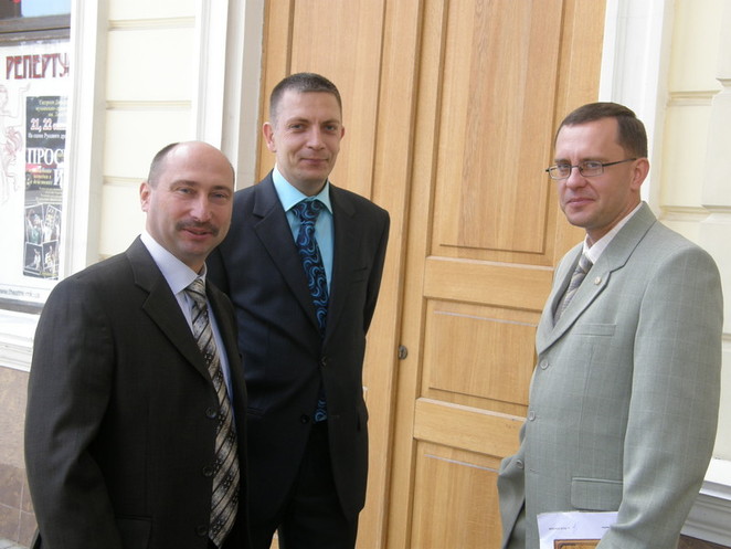 Справа - Ю. Андриенко