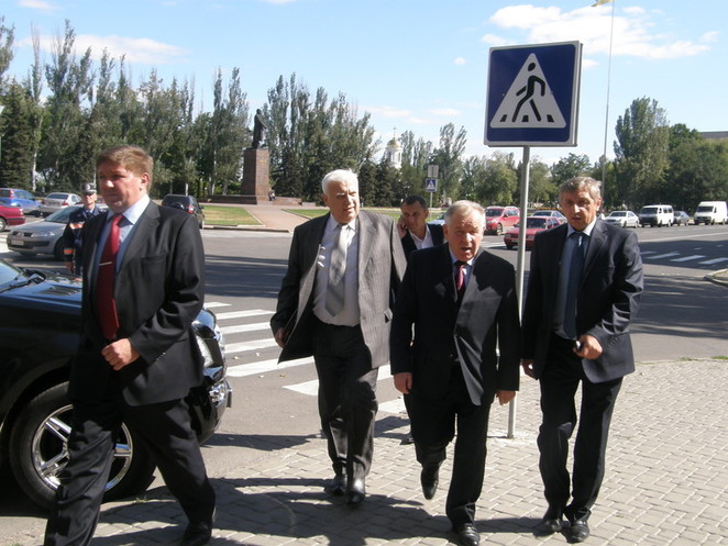 Виктор Слаута идет со свитой на конференцию