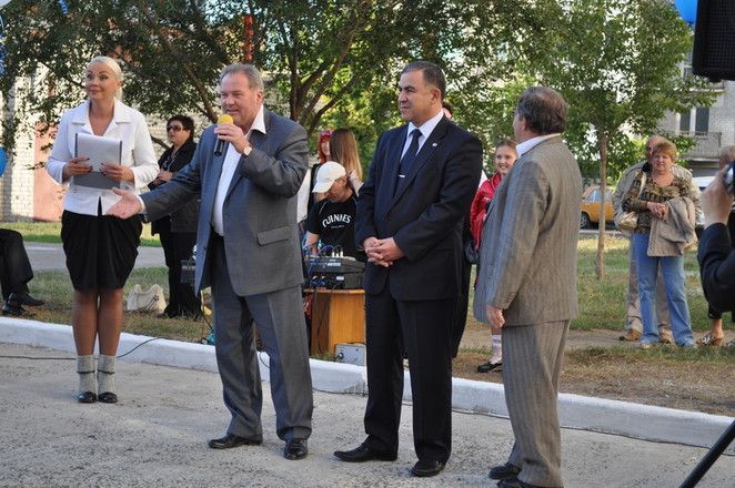 Мэр, его первый зам и секретарь горсовета поздравляют детей с открытием детской площадки