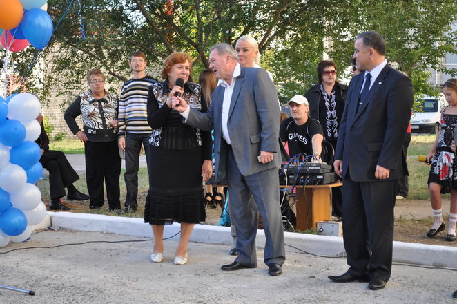 Бабушка благодарит регионалов за установленную детскую площадку