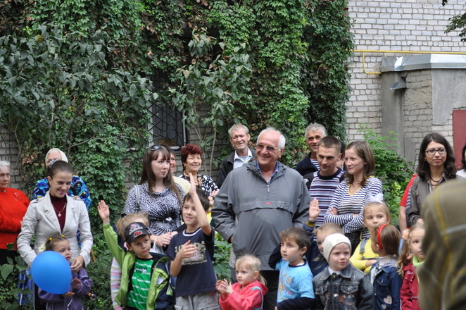 По центру депутат-регионал Е.Волохов