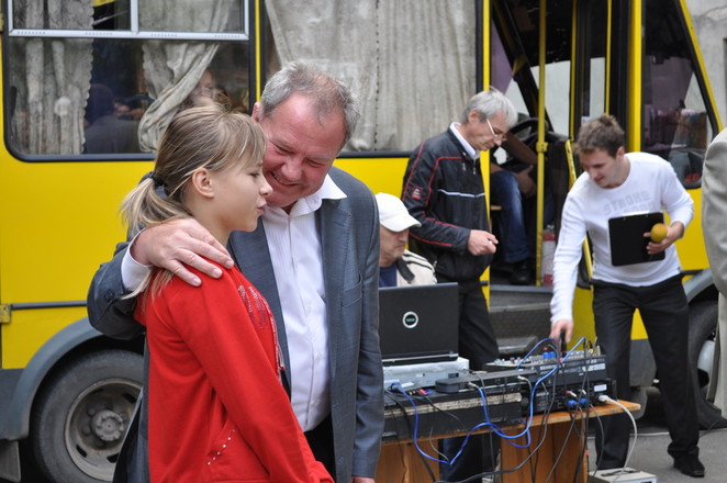 В.Чайка общается с юной горожанкой