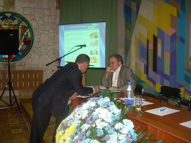 Ю. Гранатуров общается с В. Коренюгиным