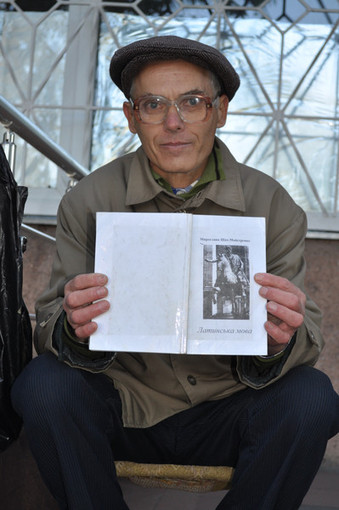 А.Ильченко учит латынь возле здания суда