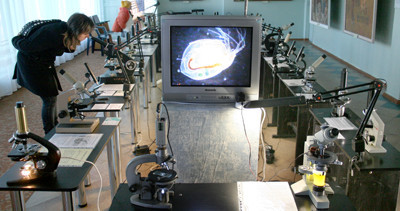 В зале музея установлено более 30 микроскопов