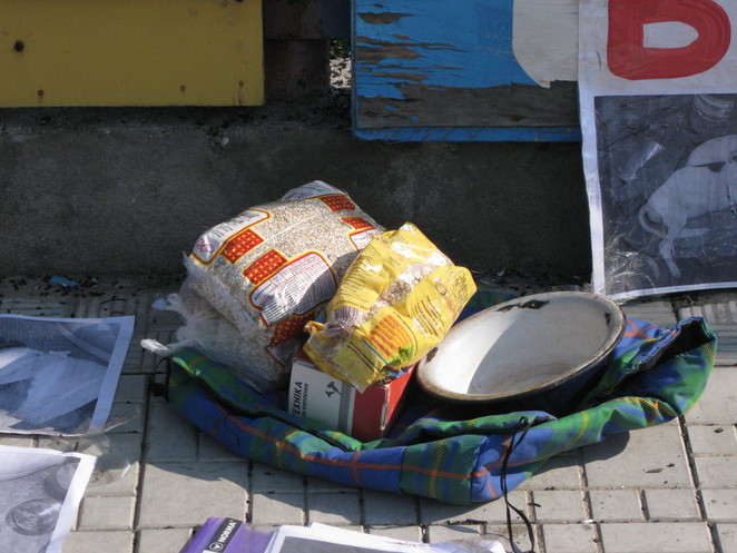 николаевцы приносят корм для животных, которых содержат представители организации "Общество спасения природы"