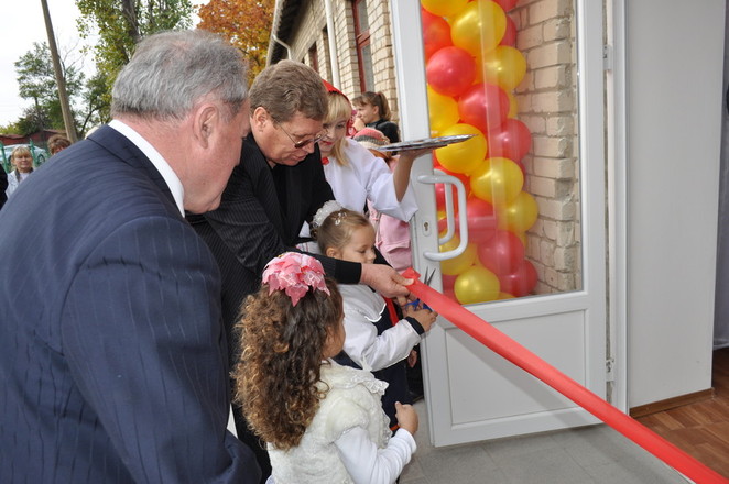 Перерезают ленту