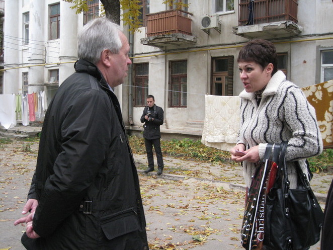 жаждущая познакомиться с Сергеем Исаковым жительница соседних домов