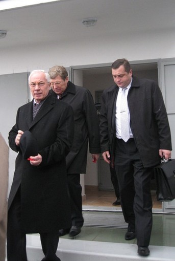 "сделал дело - гуляй смело", Николай Азаров осмотрел одну из новых квартир и направился к своему авто..