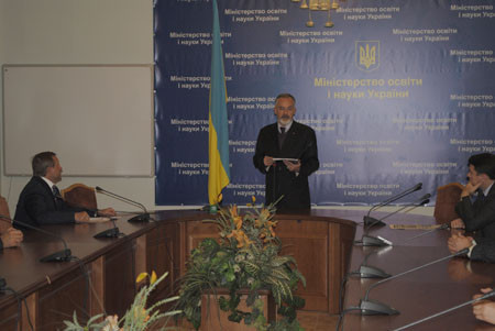 Д. Таабчник награждает