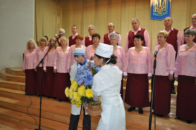 Идут возлагать цветы