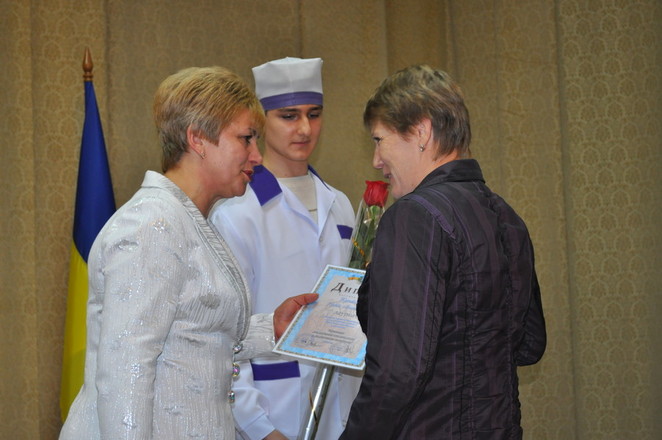 Т. Демченко вручает