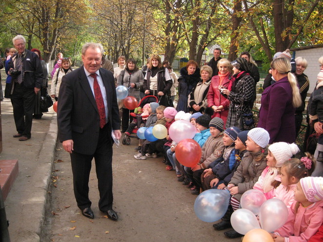 Владимир Чайка общается с детьми
