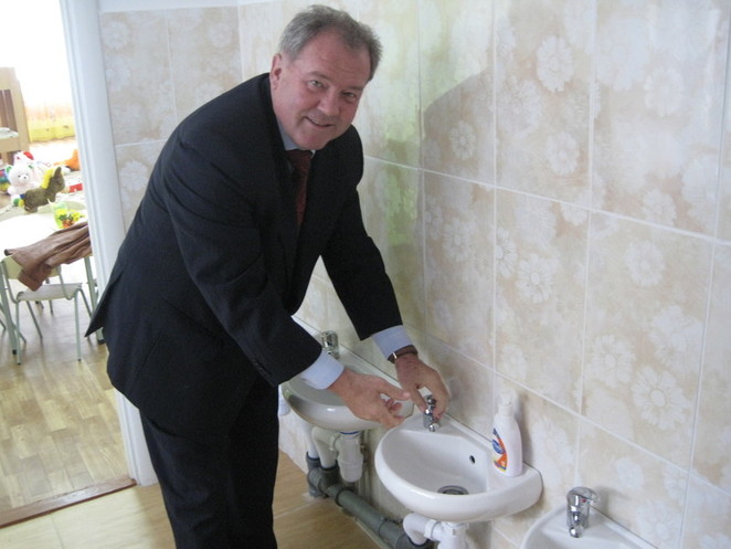 Мэр города лично проверяет техническую пригодность умывальников