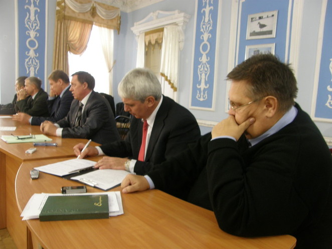 А.Болтянский подписывает меморандум