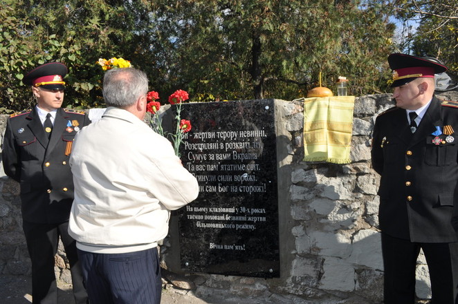 В. Чайка возлагает цветы