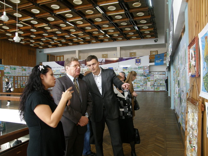 Н. Круглов и И. Дятлов обсуждают детские рисунки