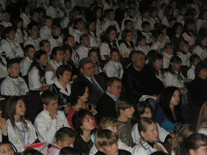 Губернатор и другие первые лица области и города в окружении участников конкурса