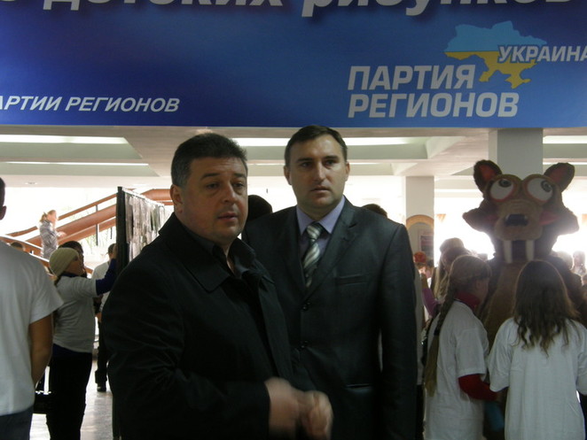 Начальник облуправления по делам семьи, детей и молодежи Н. Жук встречал всех у входа в ОДК. На заднем плане справа - Белка 