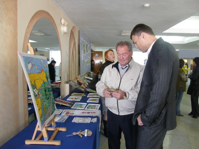 Мэр В. Чайка удивляется талантливым поделкам детей