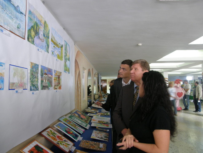 Губернатору проводят экскурсию по выставке