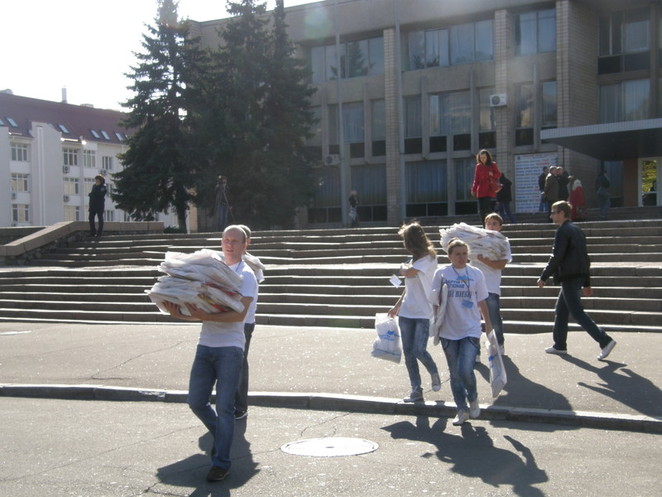 Детям несут регионовскую "униформу" и подарки