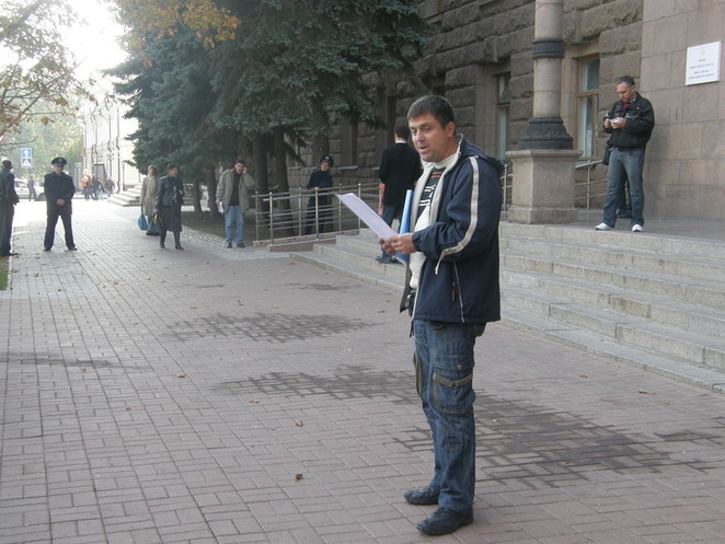 Выступающий зачитывает требования к мэру