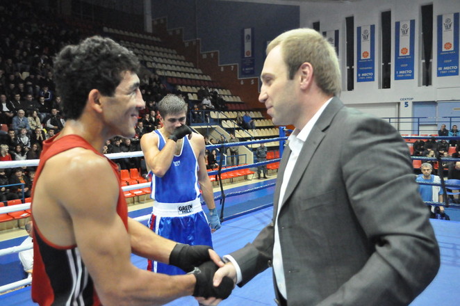 Знаменитый николаевский боксер "фронтовик" А.Дьяков награждает туркменского боксера