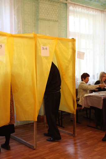 Владимир Чайка голосует