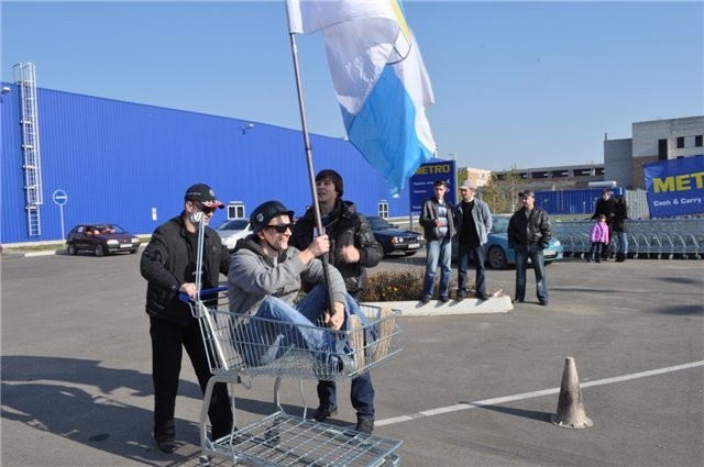 Один из участников получил в подарок тележку гипермаркета МЕТРО