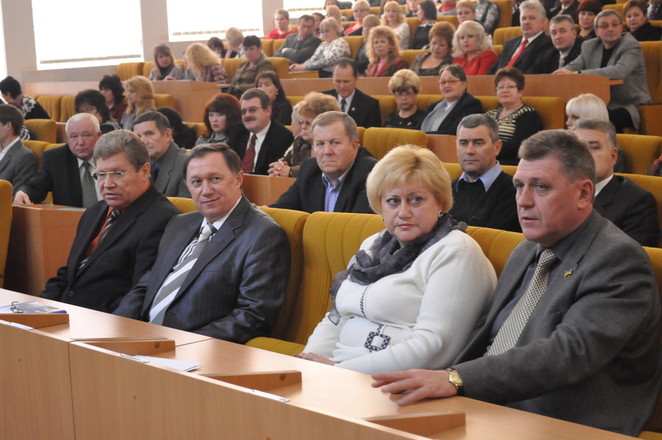 в зале собралось много народа...