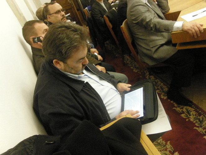 Новоизбранный депутат в ipаd ищет свою фамилию