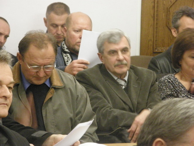 "Фронтовик" Олег Богомаз (на заднем плане) внимательно изучает документы
