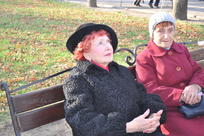 Две женщины, поддерживающие В. Чайку